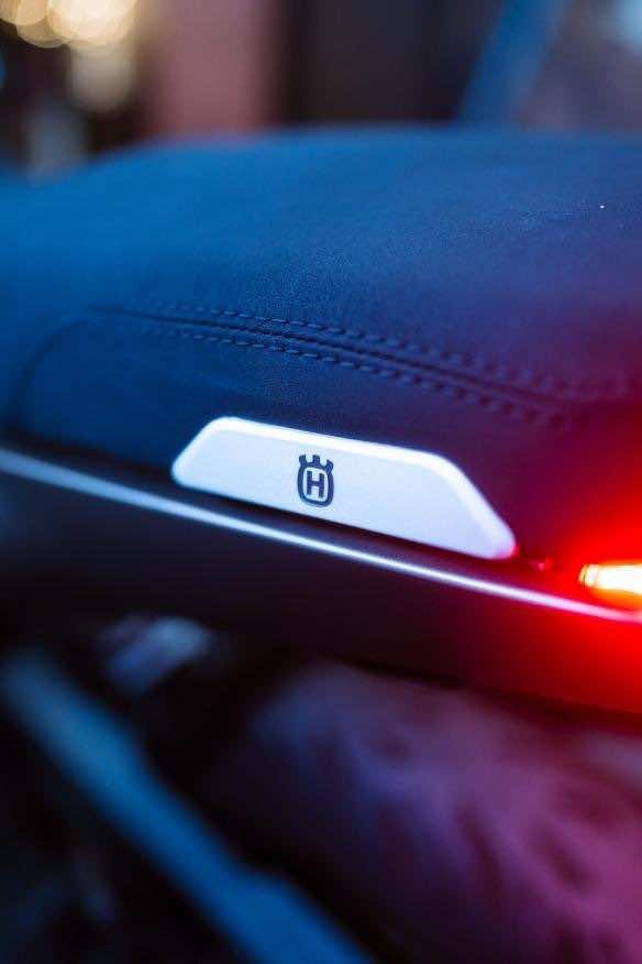 HUSQVARNA SVARTPILEN 401 (2020-2023) COMFORT SEAT TRIM