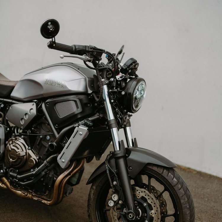 A Yamaha XSR700 fitted with Kelpi Rounder bar-end mirrors