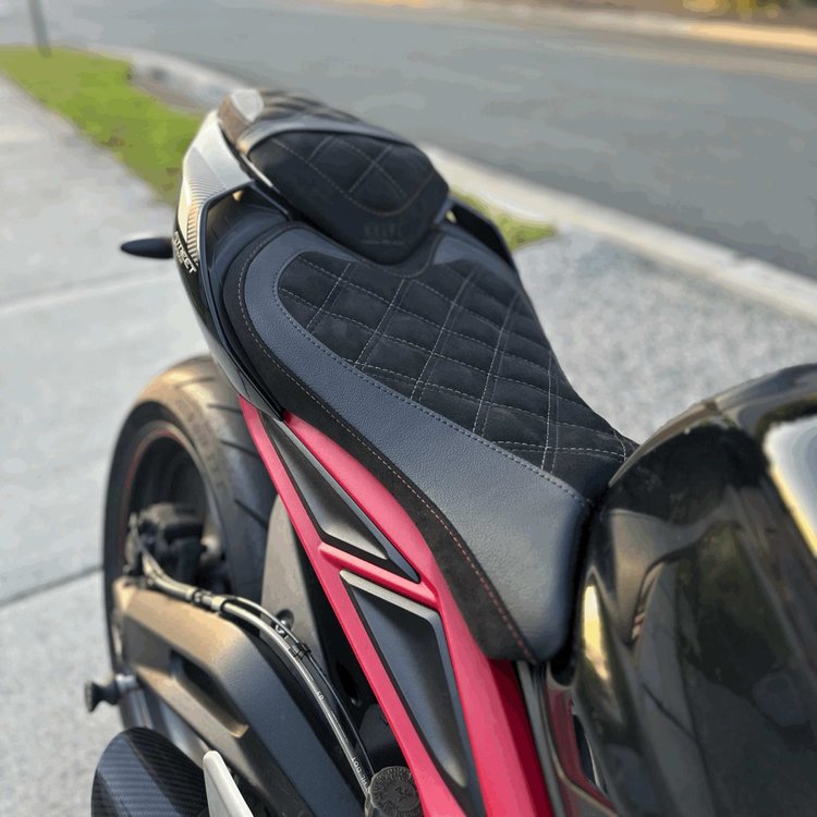 TRIUMPH STREET TRIPLE 765/660 (2017-2022) COMFORT SEAT TRIM
