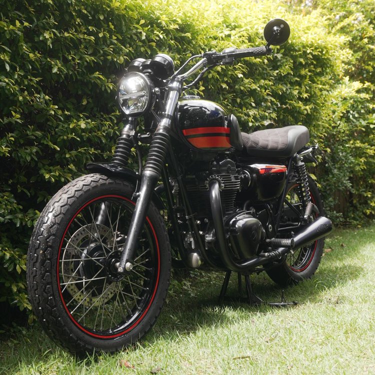 A Kawasaki W800 fitted with a set of Kelpi Rounder bar-end mirrors