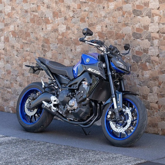 A Yamaha MT09 fitted with Kelpi Throwback Mirrors
