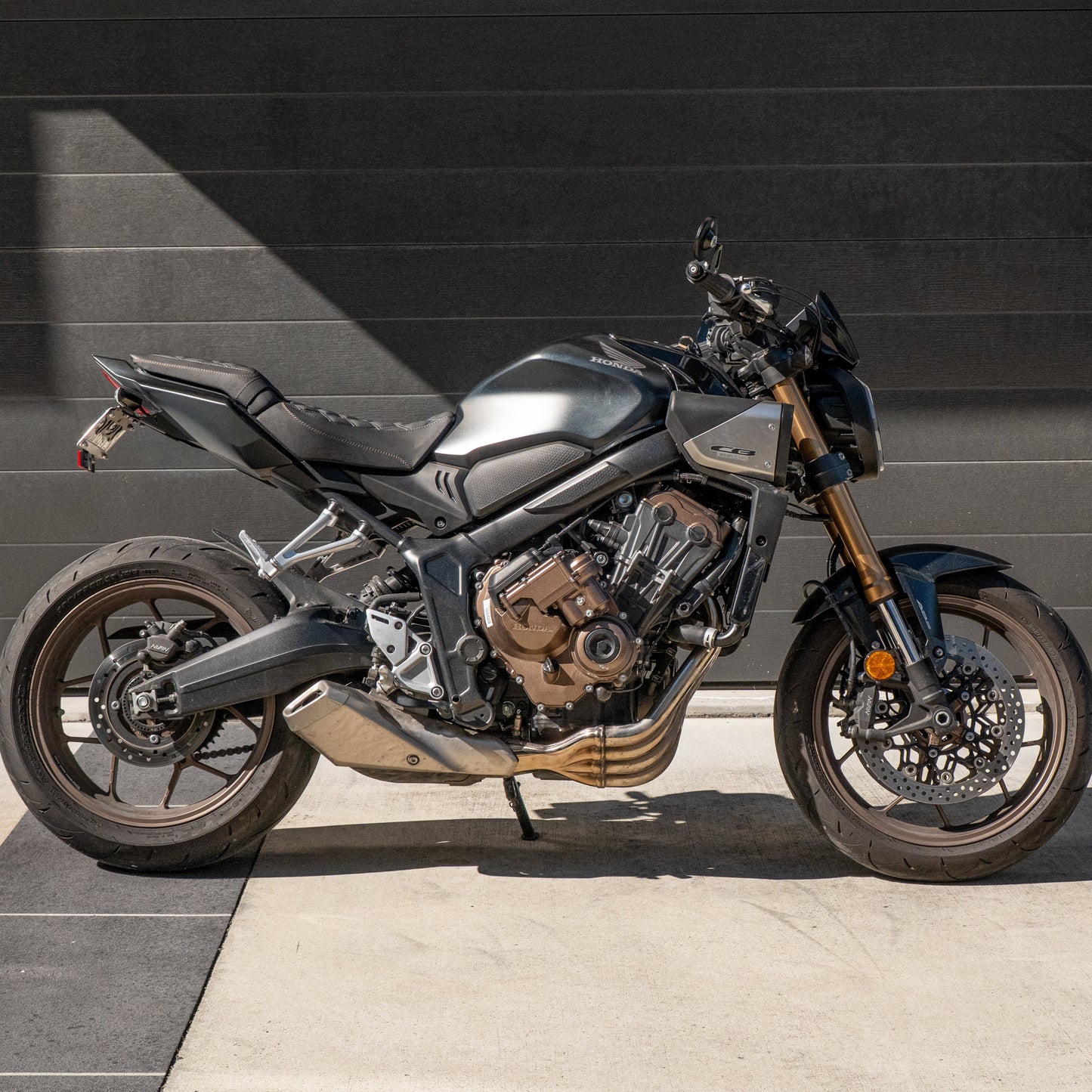 Honda CB650R with a Kelpi Custom Moto seat trim with a matching bronze detail stitch