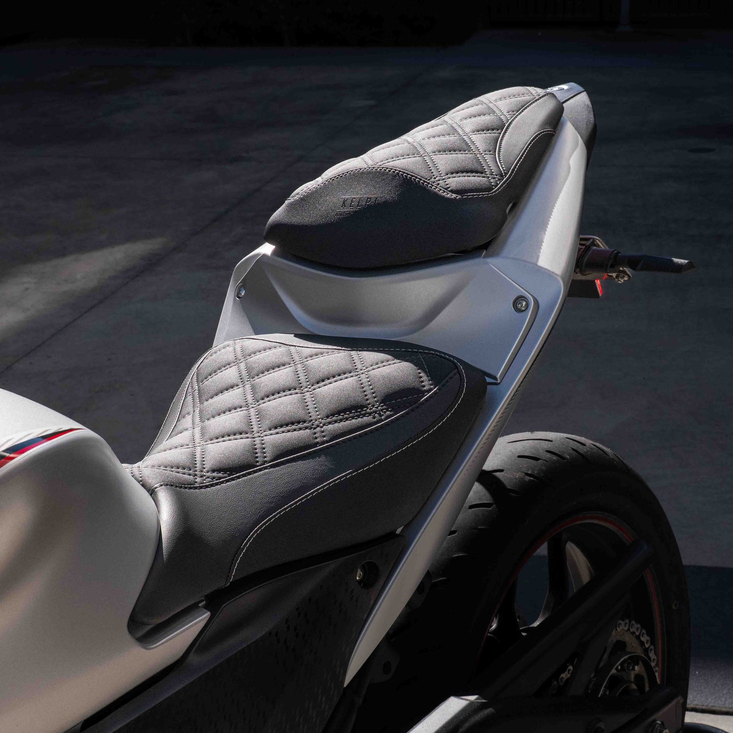 Yamaha R3 with a Kelpi Custom Moto seat trim