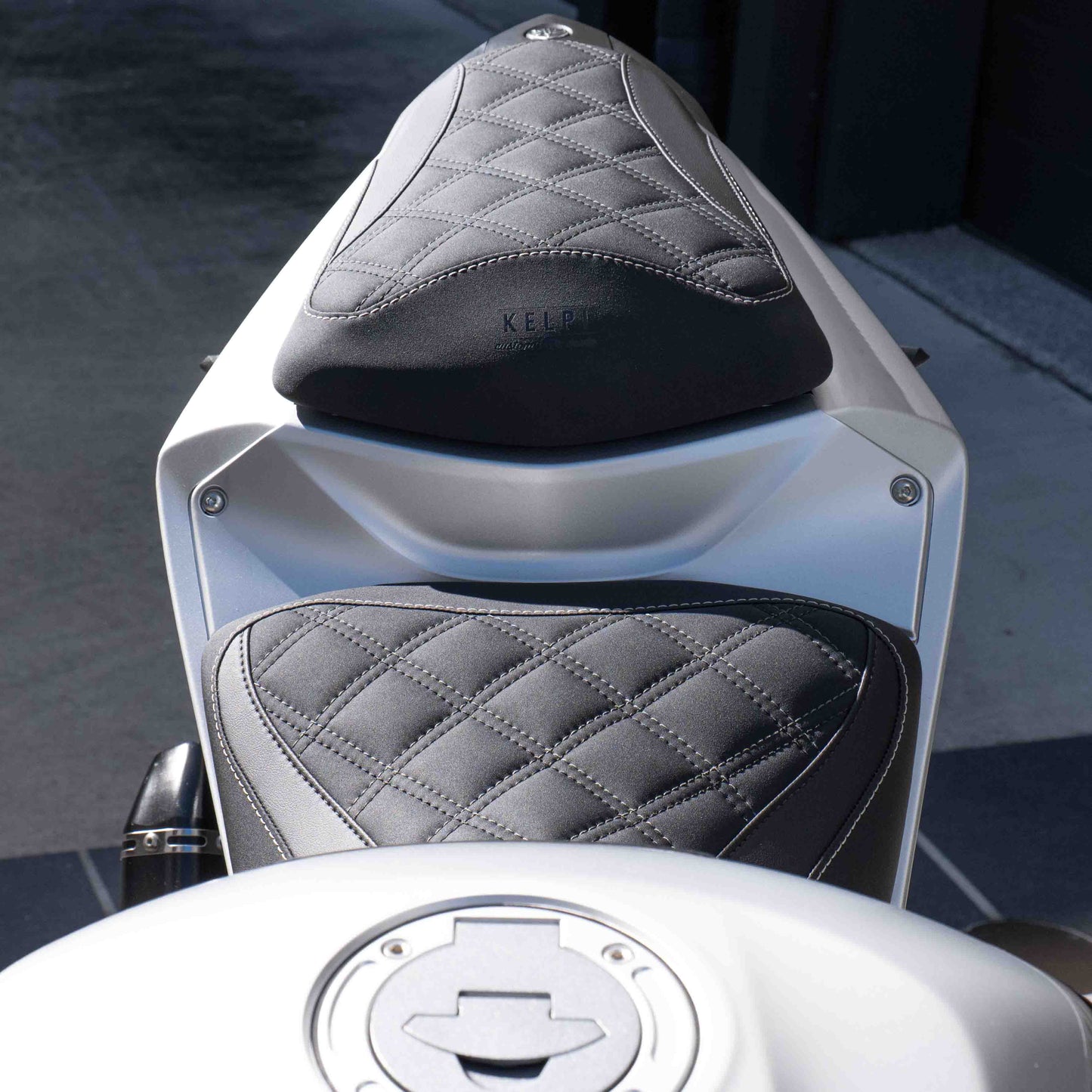 Yamaha R3 with a Kelpi Custom Moto seat trim