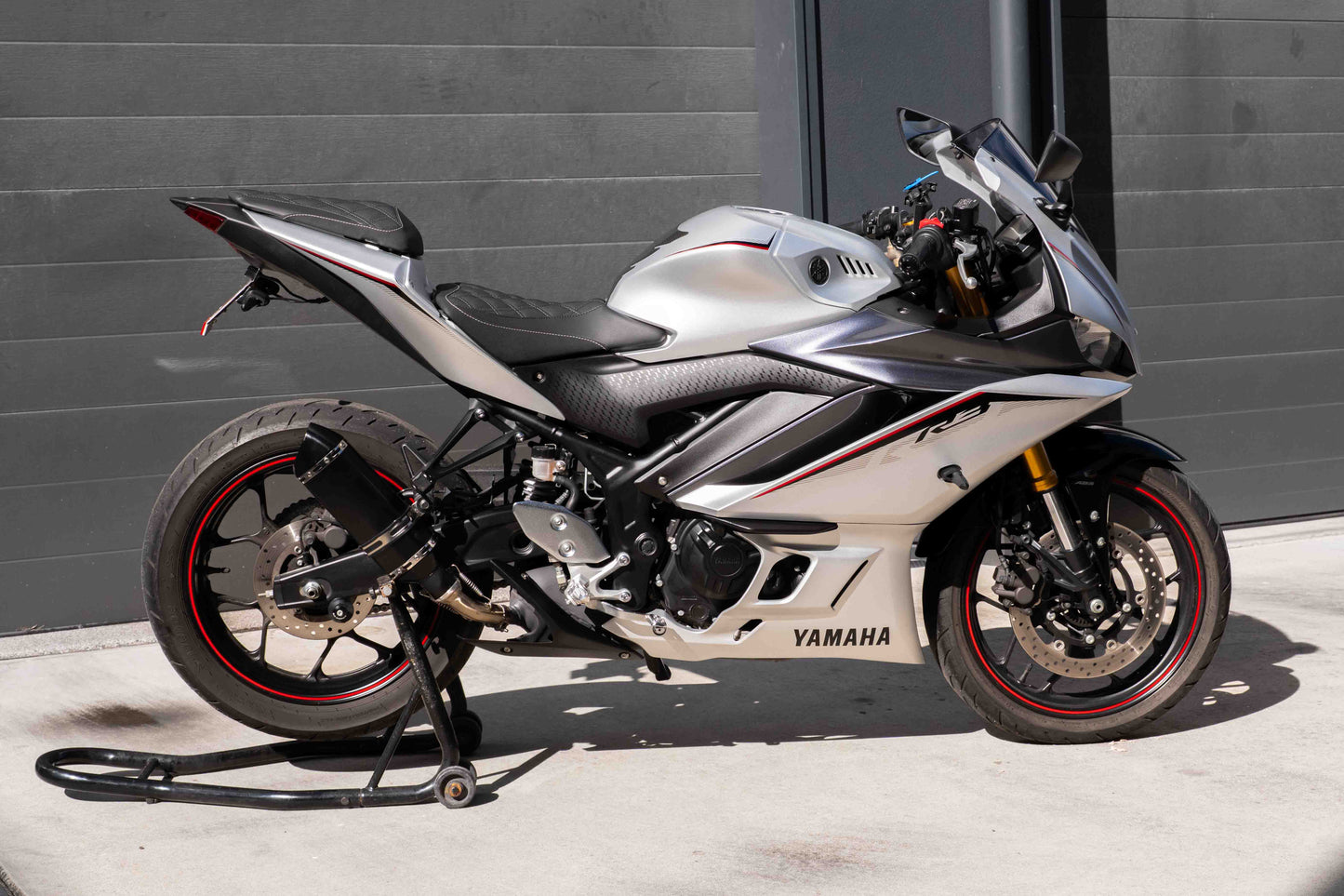 Yamaha R3 with a Kelpi Custom Moto seat trim