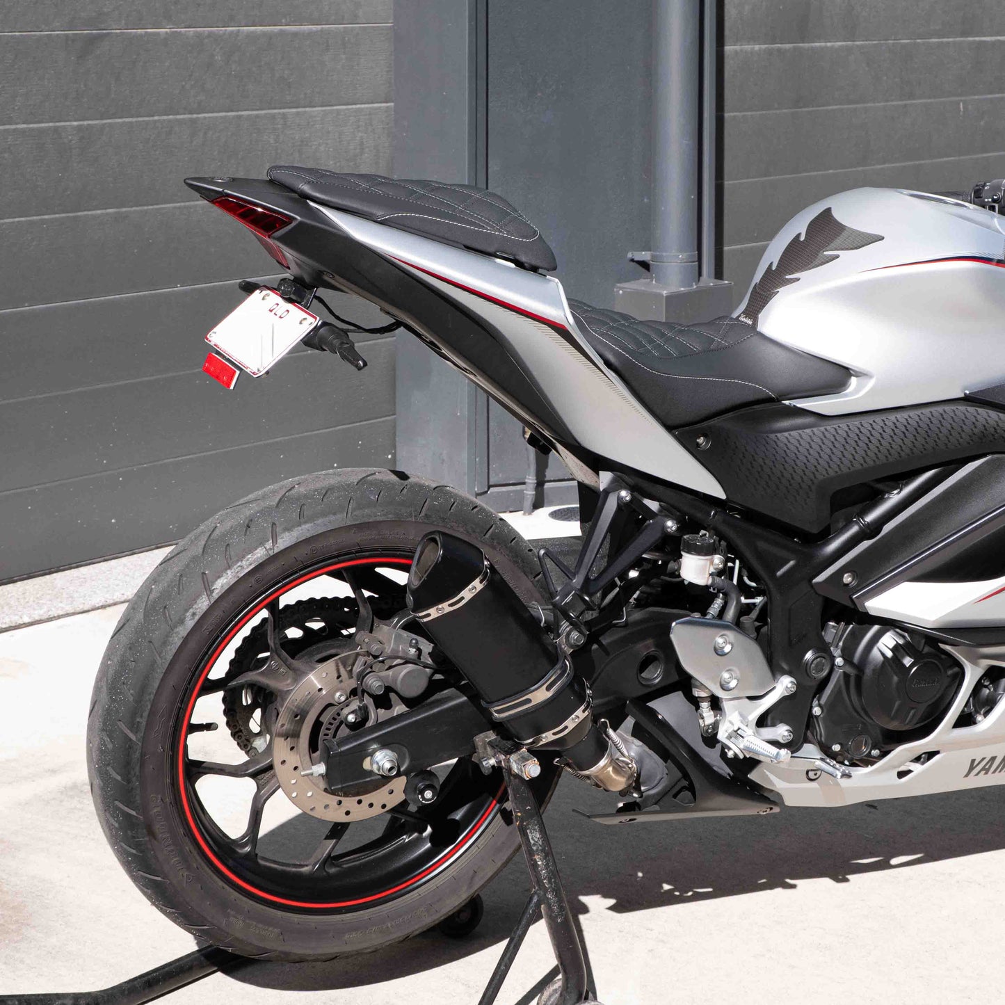 Yamaha R3 with a Kelpi Custom Moto seat trim