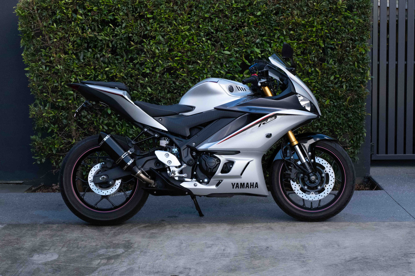 Yamaha R3 with a Kelpi Custom Moto seat trim