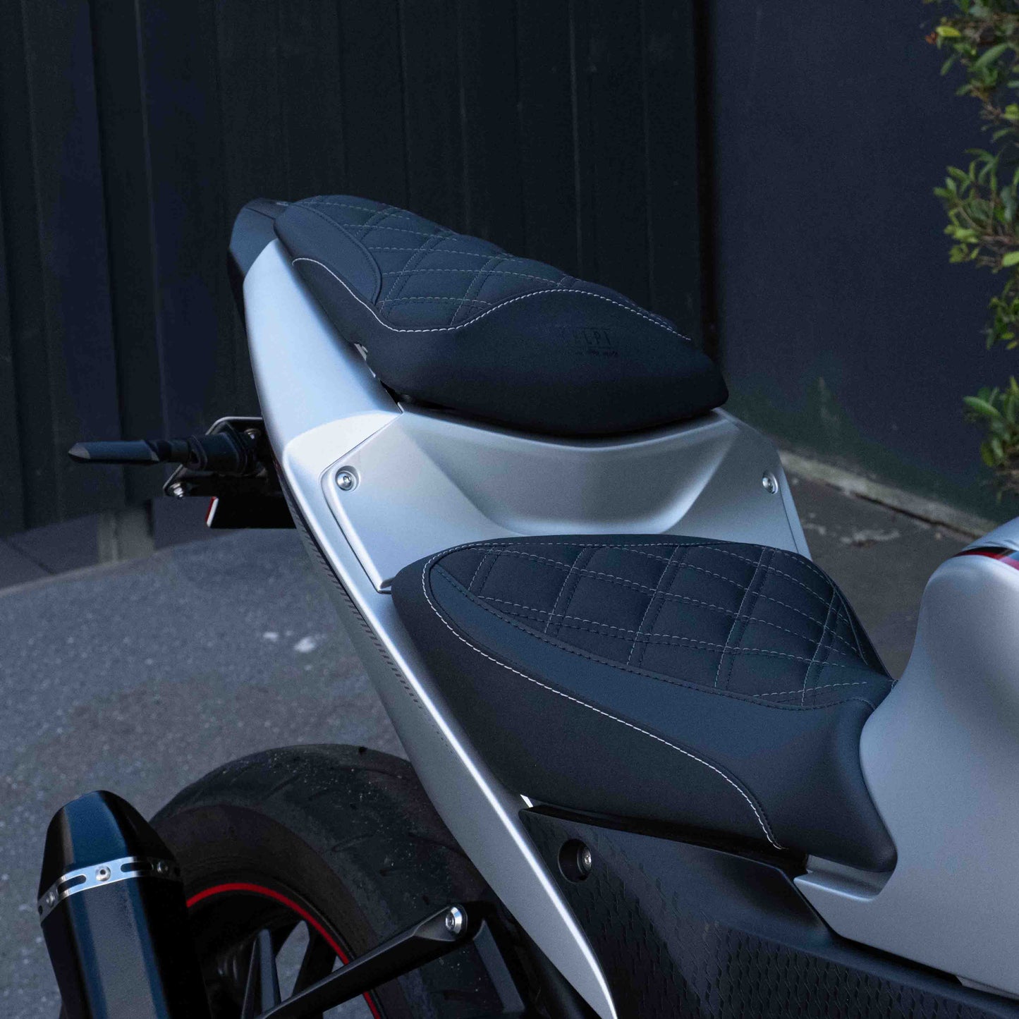 Yamaha R3 with a Kelpi Custom Moto seat trim