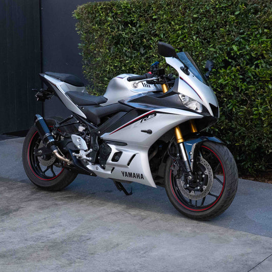 Yamaha R3 with a Kelpi Custom Moto seat trim