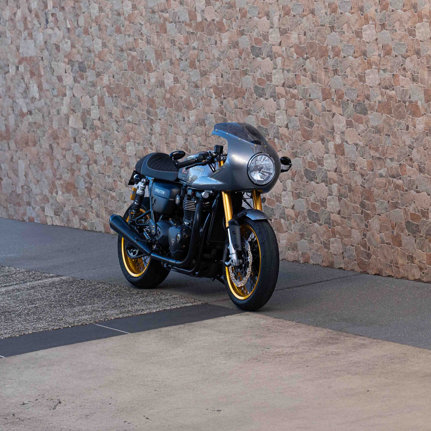 Triumph Thruxton Rs with a Kelpi Custom Moto Seat Trim