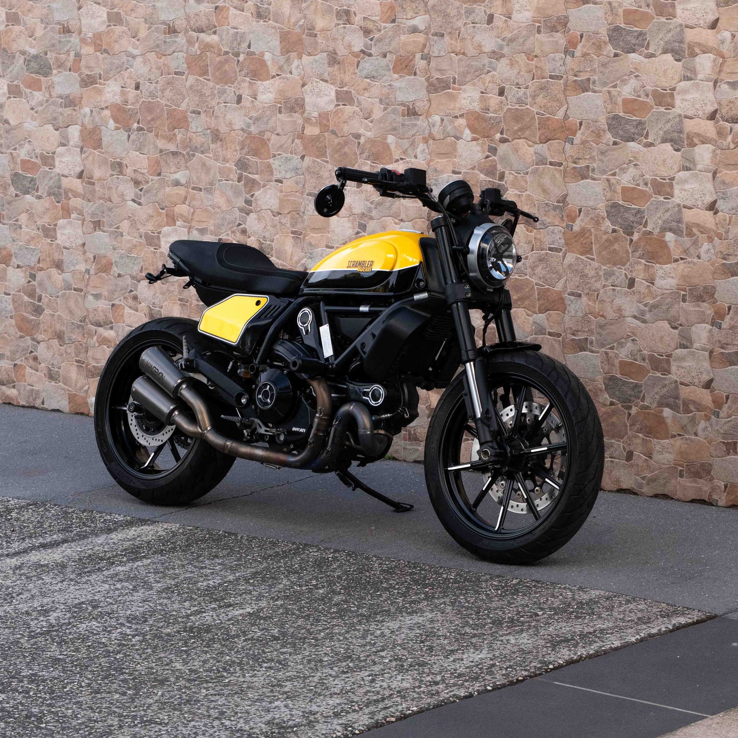 A Ducati Scrambler 800 with Kelpi Custom Moto Tracker 7050 Fatbars and Rounder mirrors