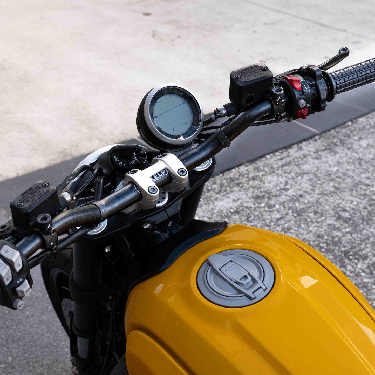A Ducati Scrambler 800 with Kelpi Custom Moto Tracker 7050 Fatbars
