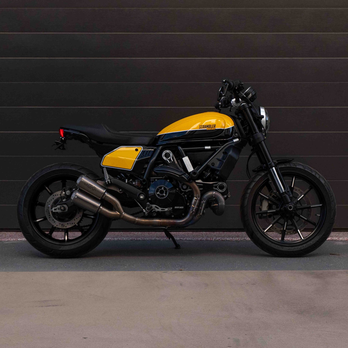 A Ducati Scrambler 800 with Kelpi Custom Moto Tracker 7050 Fatbars and Rounder mirrors
