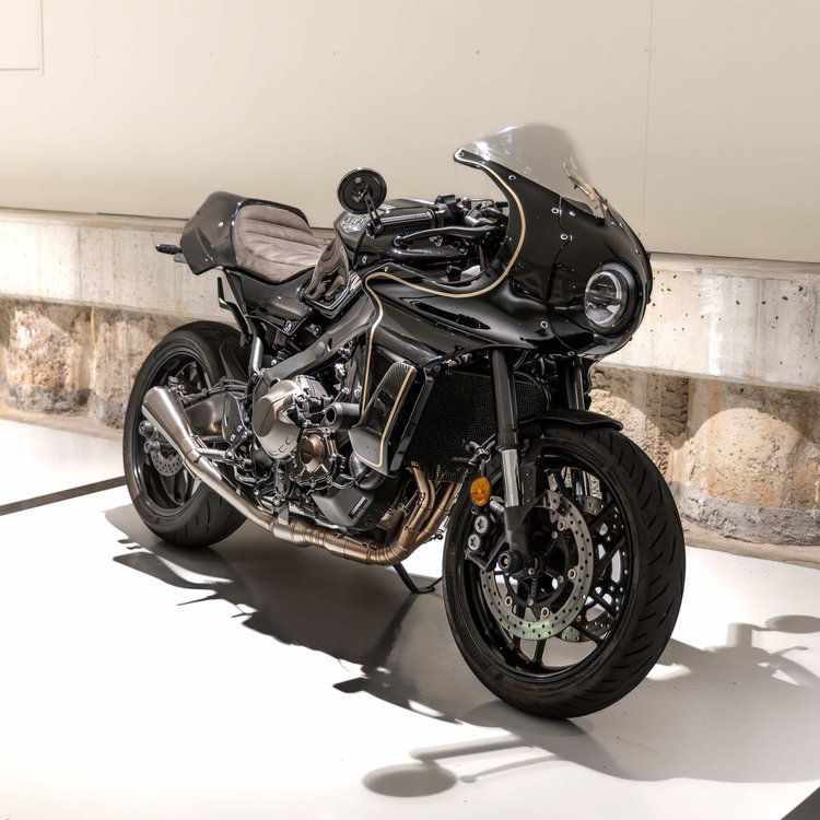 A Yamaha XSR900 fitted with a Kelpi custom moto Rounder bar-end mirror and Blackout trim