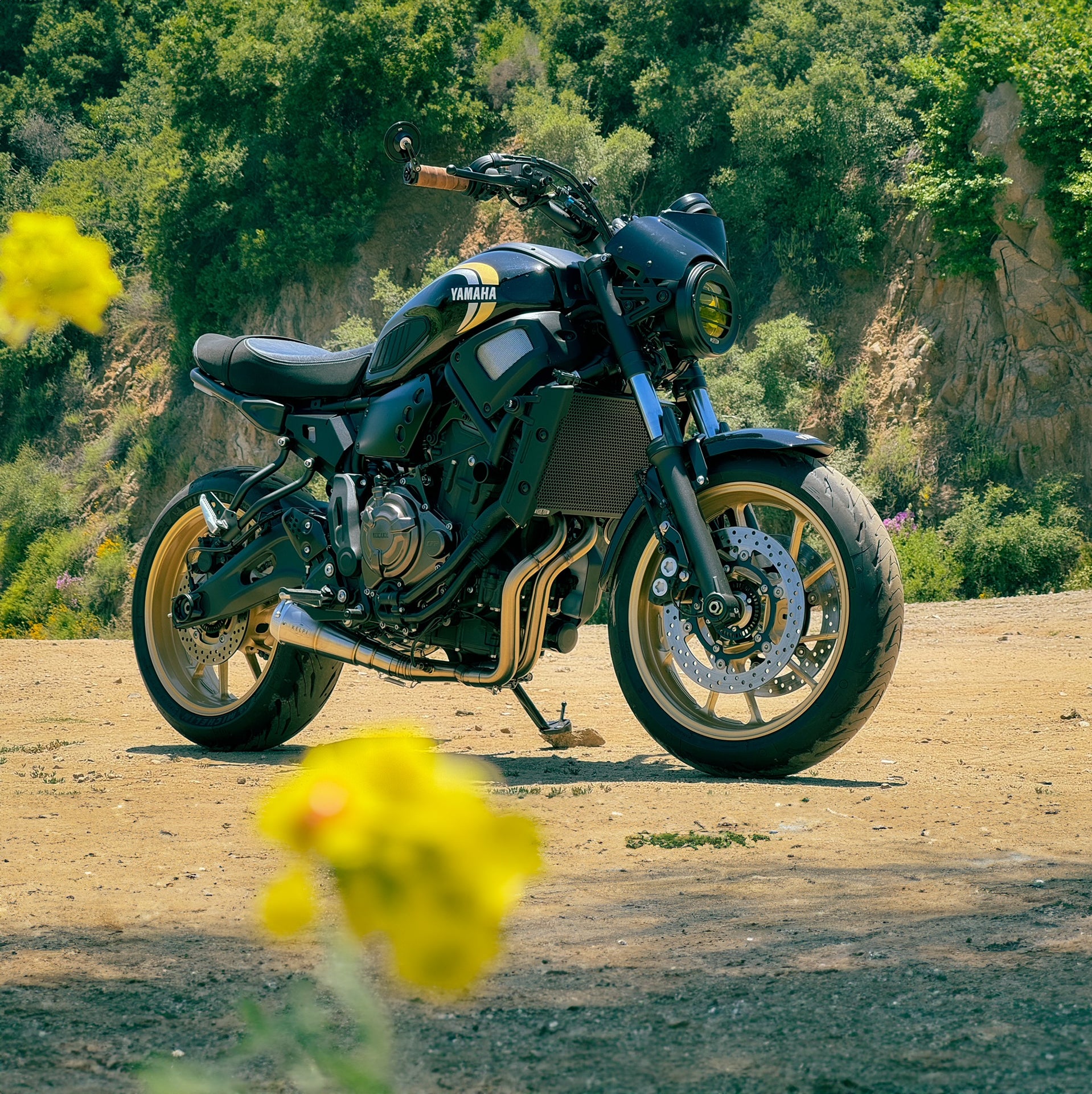 A Yamaha XSR700 with a set of Kelpi Hindsight bar end mirrors and a stainless Shorty muffler