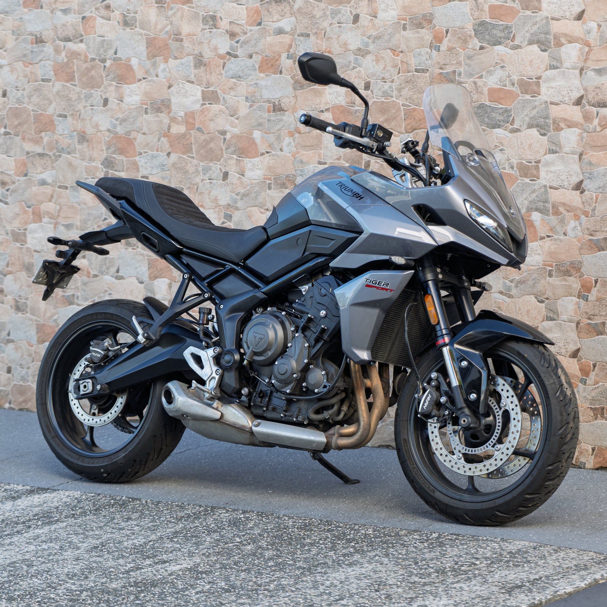 A Triumph Tiger Sport 660 with a Kelpi Custom Moto comfort seat trim