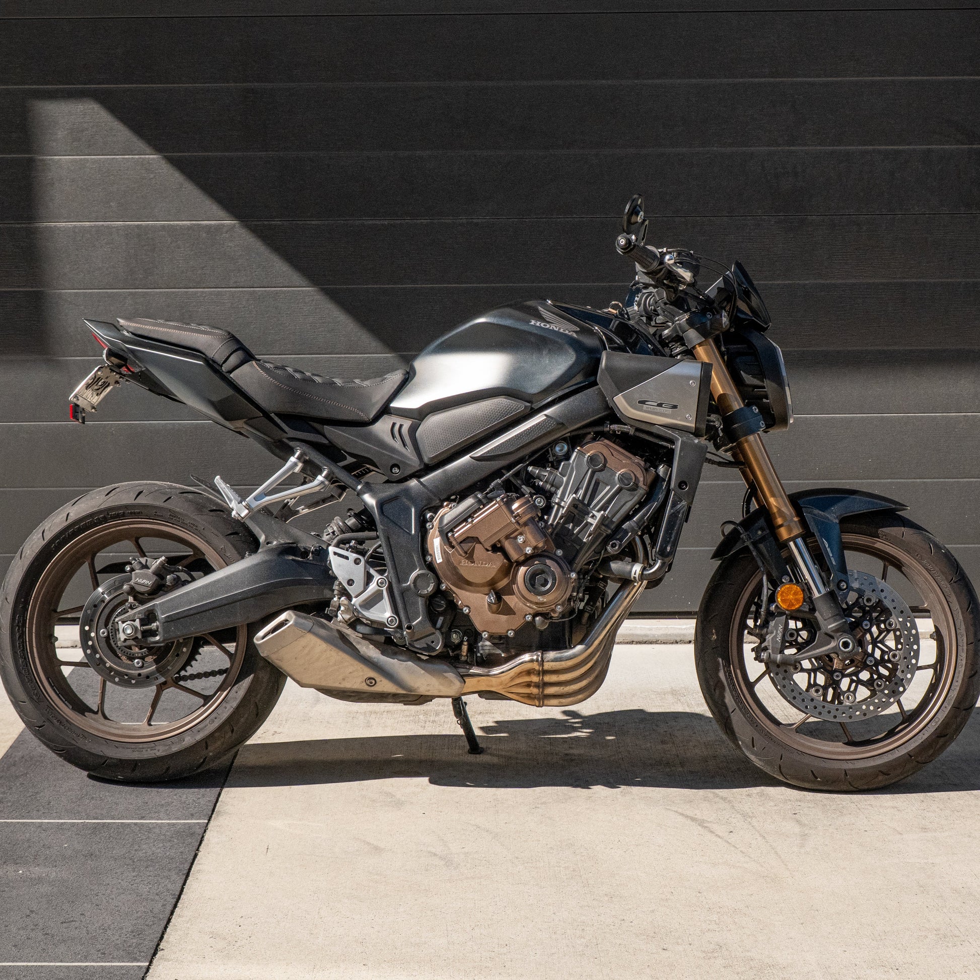 Honda CB650R with a Kelpi Custom Moto seat trim with a matching bronze detail stitch