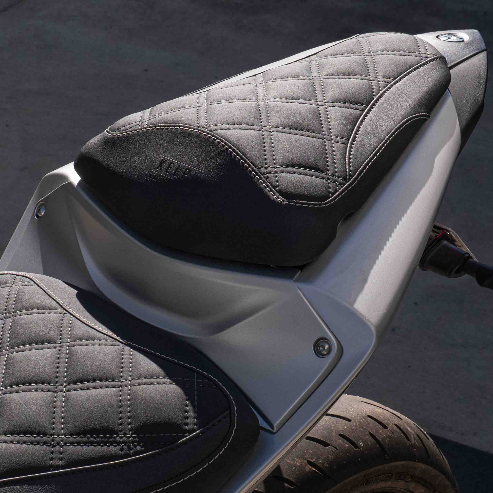 Yamaha R3 with a Kelpi Custom Moto seat trim