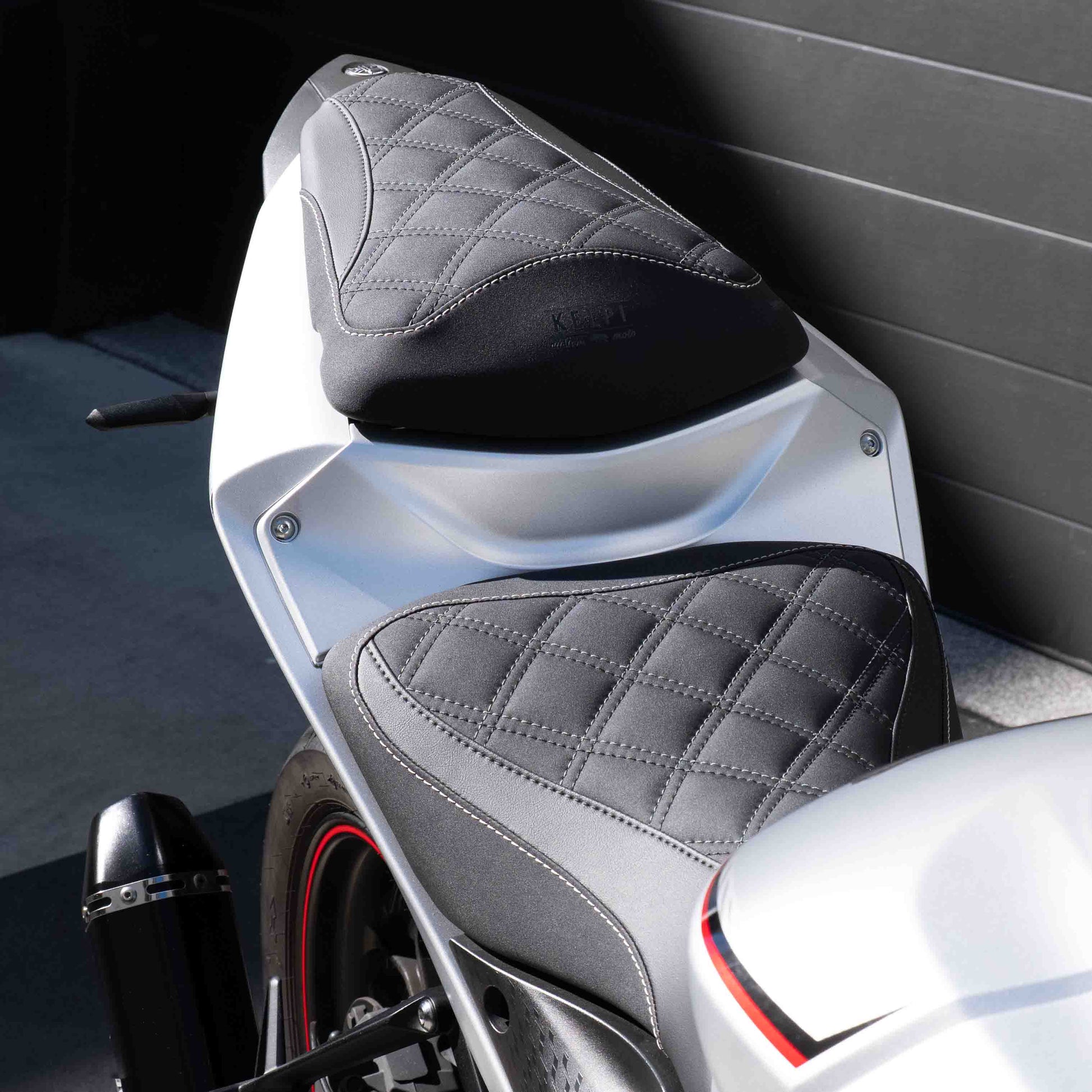 Yamaha R3 with a Kelpi Custom Moto seat trim