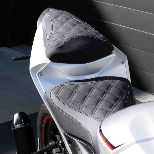 Yamaha R3 with a Kelpi Custom Moto seat trim
