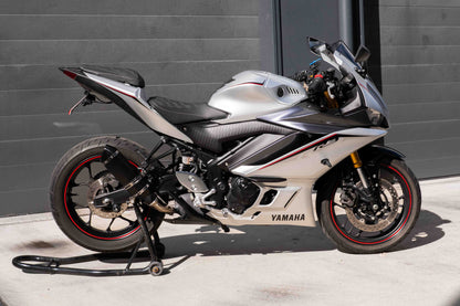 Yamaha R3 with a Kelpi Custom Moto seat trim