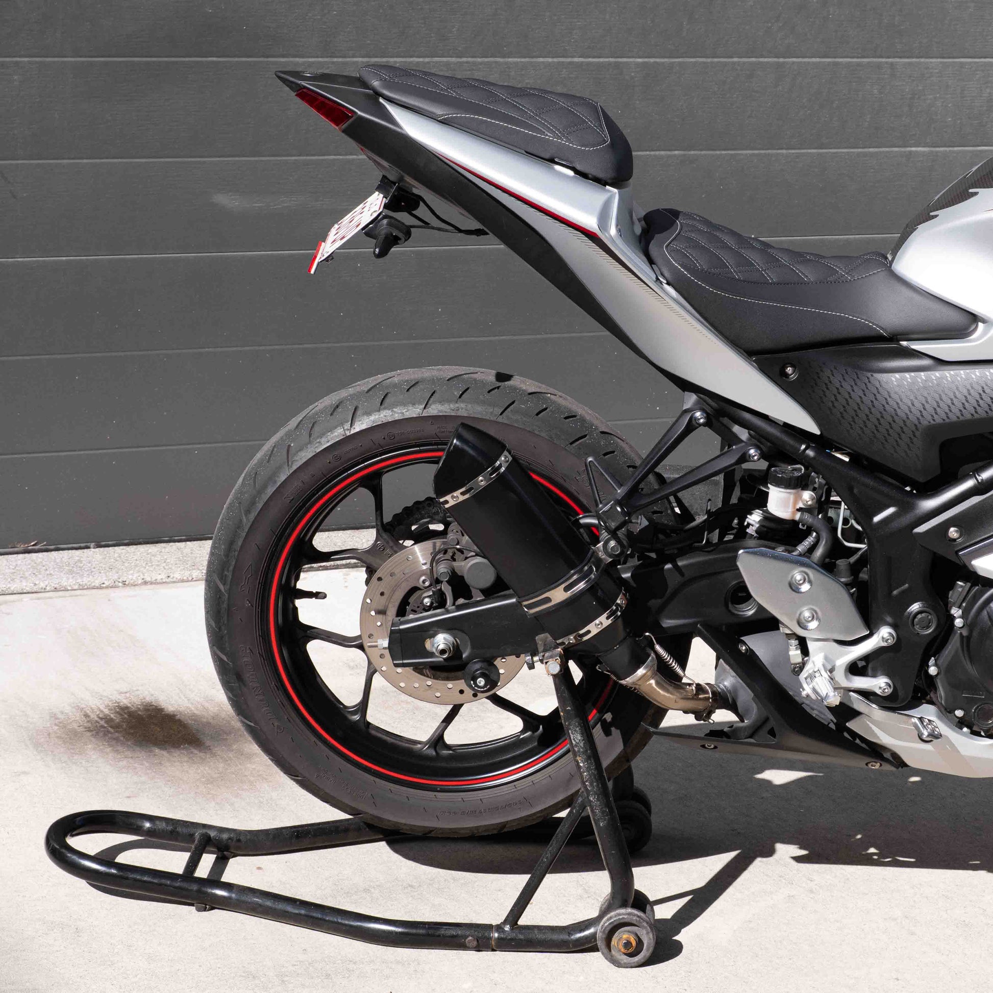 Yamaha R3 with a Kelpi Custom Moto seat trim