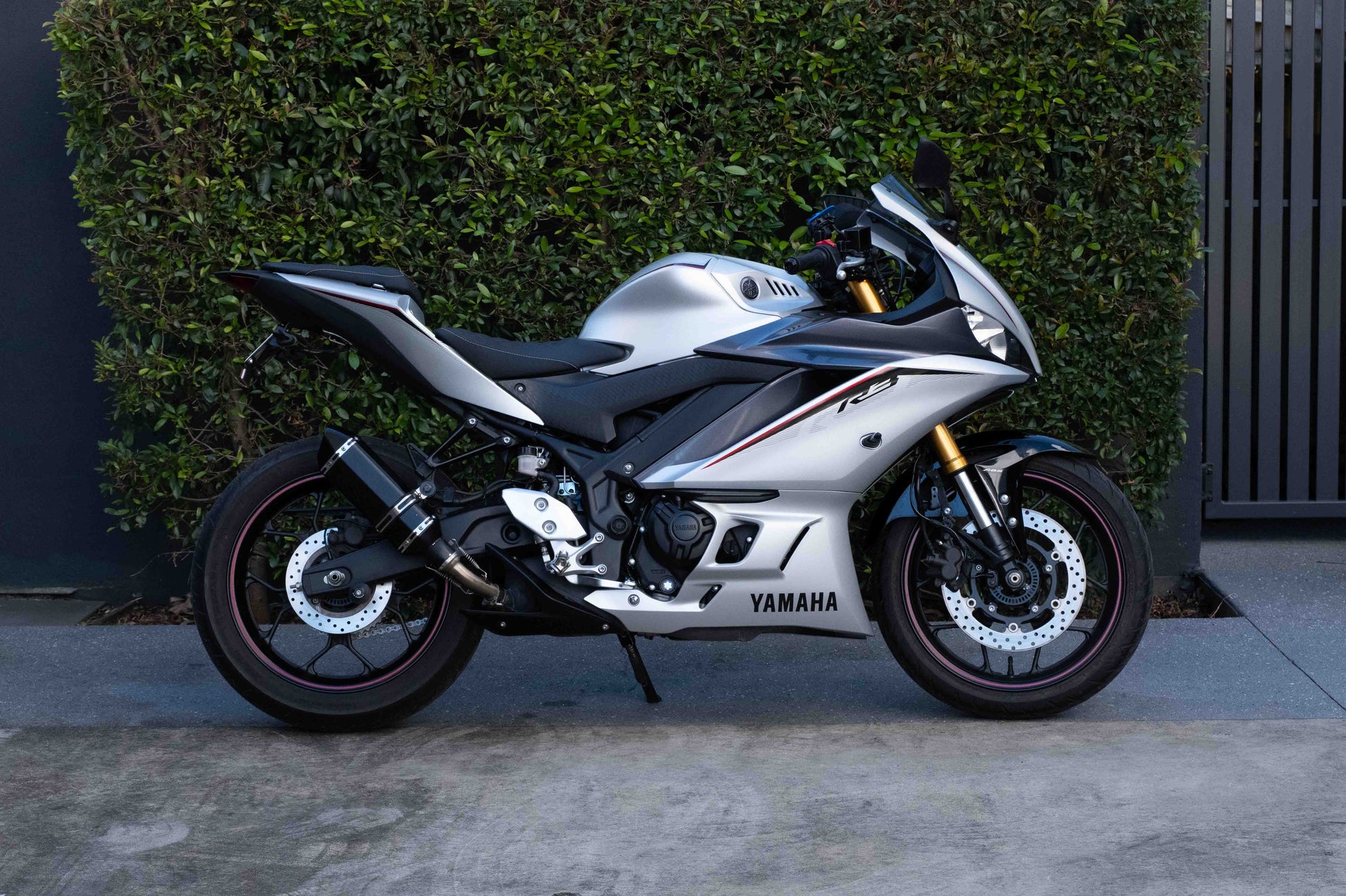Yamaha R3 with a Kelpi Custom Moto seat trim